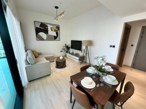 Spacious 1-bedroom Apartment With Pool View